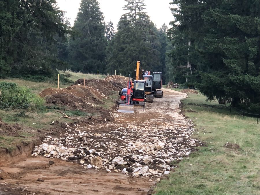 Bagger Zufahrtsstrasse Tramelan Windpark
