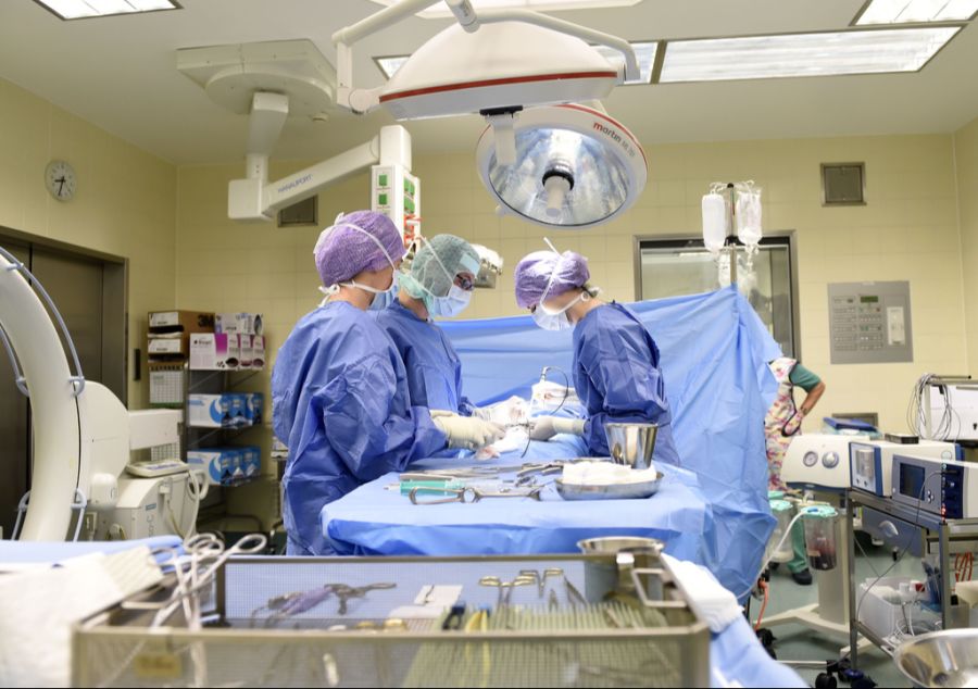 Ein Notfall-Patient musste vier Stunden lang auf seine Operation warten. (Symbolbild)