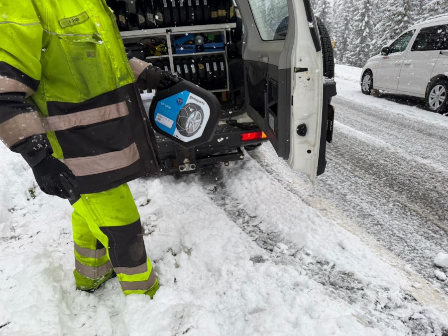 Der fahrende Schneeketten-Kiosk hilft Autofahrern in der Umgebung von Arosa GR aus der Patsche.