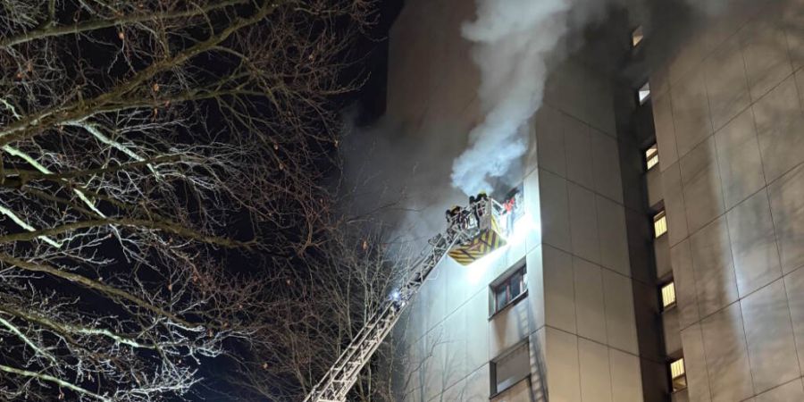 Aus bislang unbekannten Gründen kam es in einer Wohnung in Gossau SG kurz vor 23 Uhr zu einem Brand, wie die Kantonspolizei St. Gallen mitteilte.