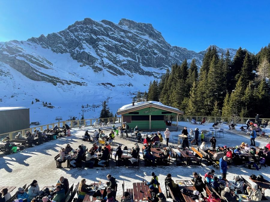 Die Terrasse beim Berghotel Trübsee am Titlis, aufgenommen am 30. Dezember 2025.
