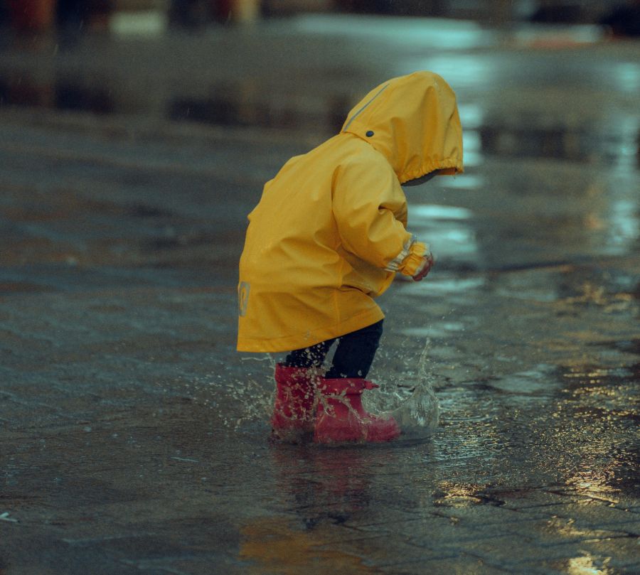 Er nahm es auf den Arm, als es bei einer Pfütze spielte und rannte davon.