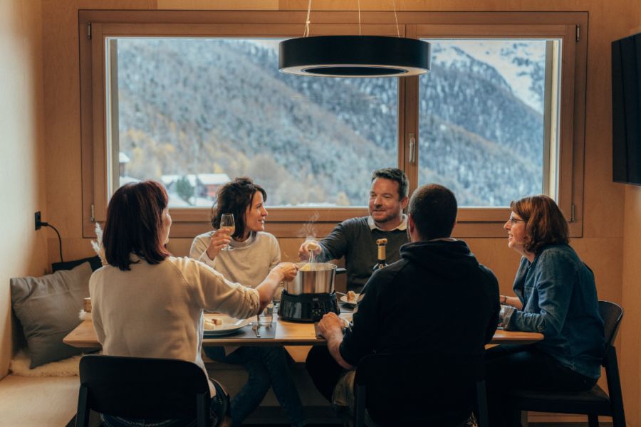 TIsch Menschen Fondue Lodge