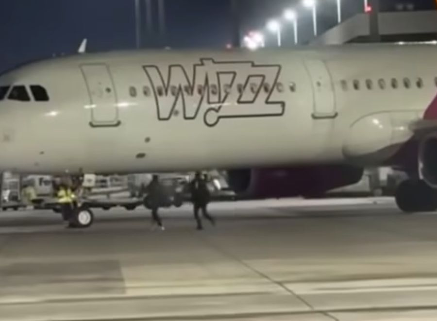 Tatsächlich versuchen zwei Passagiere in Köln, sich so noch Zutritt zum Flieger zu verschaffen.