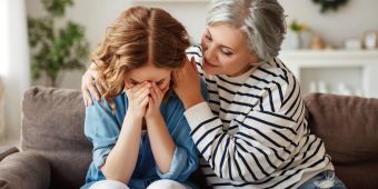 Mutter tröstet weinende Tochter