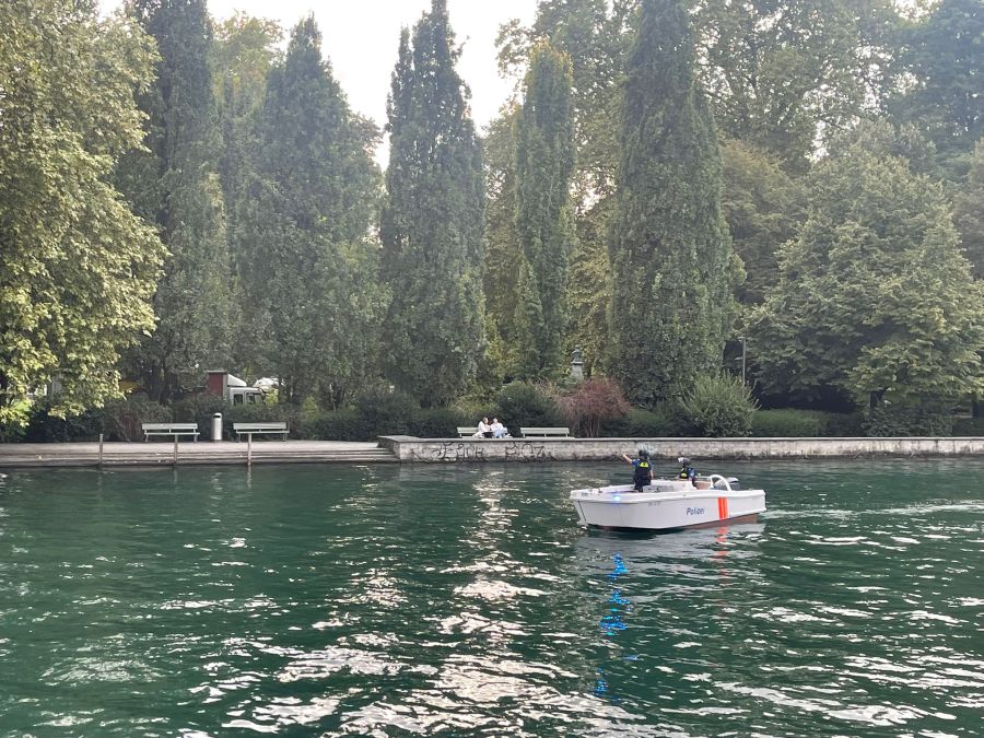 Auch die Wasserpolizei steht im Einsatz.
