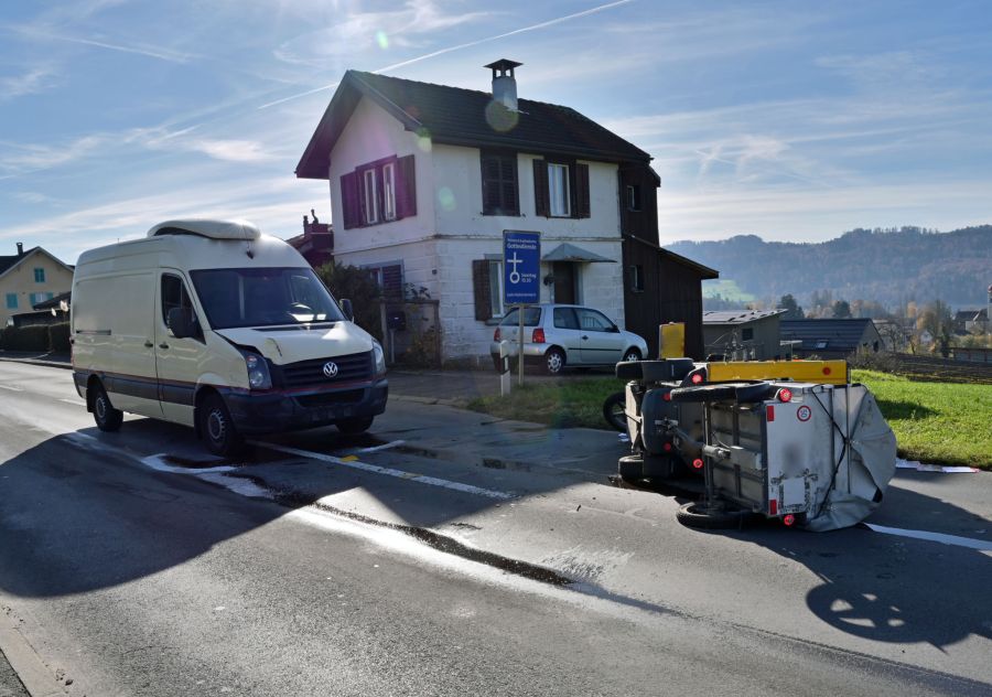 In Aesch sind ein Lieferwagen und ein Kleinmotorrad kollidiert.