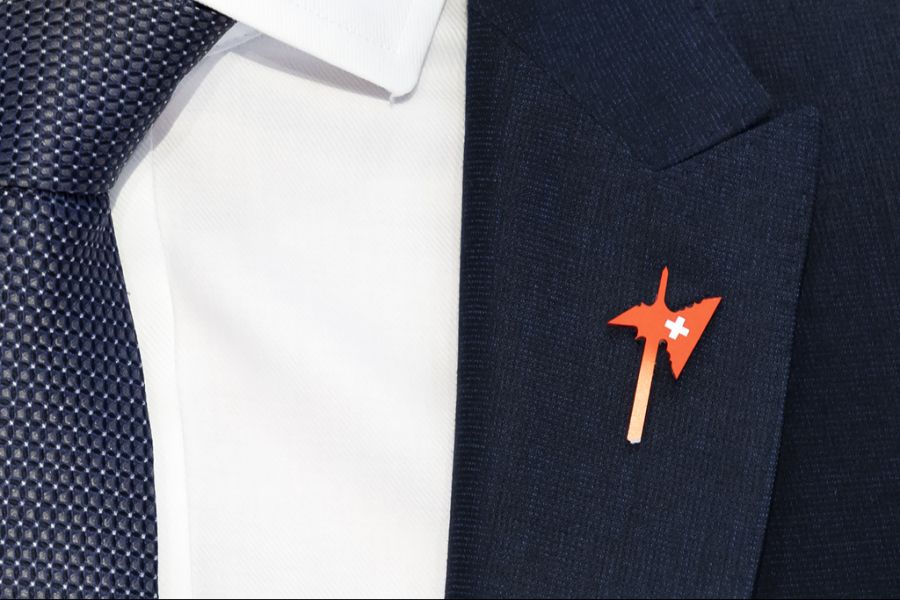 Bis auf den Pin ist die SVP für den Kampf gegen die EU-Verträge gewappnet.