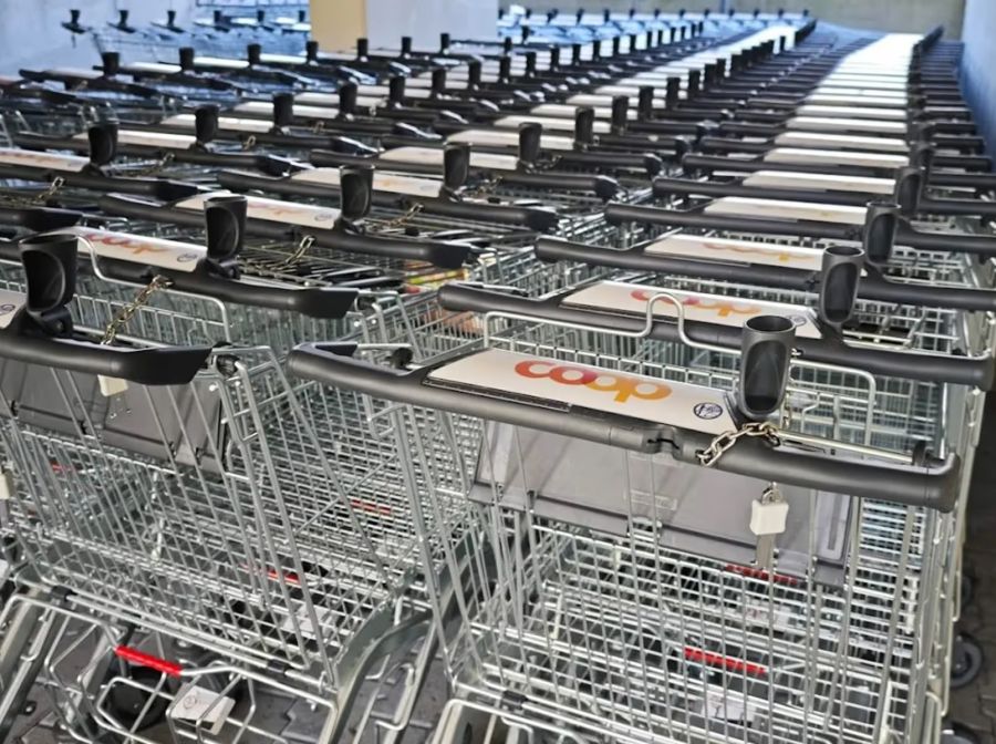 Besonders Coop hat derzeit mit verschwundenen Einkaufswägeli zu kämpfen. Diese stapelten sich im Aargauer Telli-Quartier.