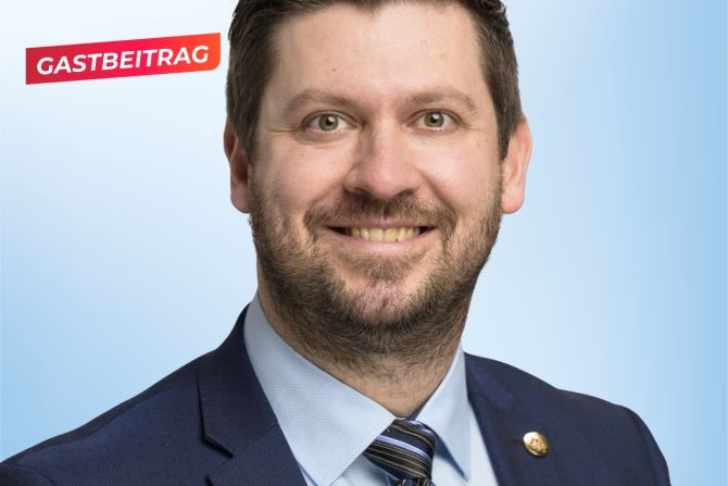 Mann Porträtfoto Gastbeitrag blau