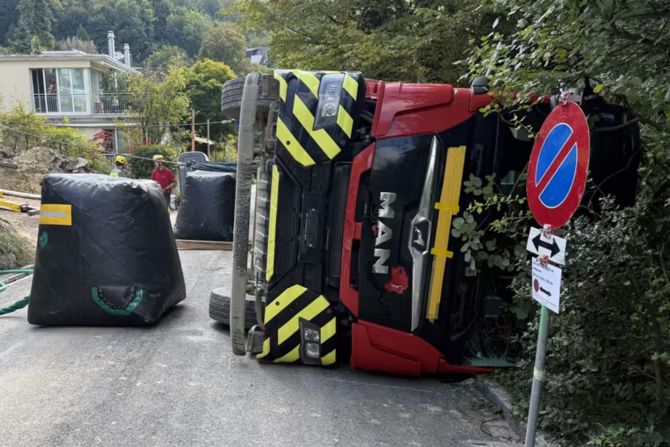 Lastwagen kippt Erde Riehen