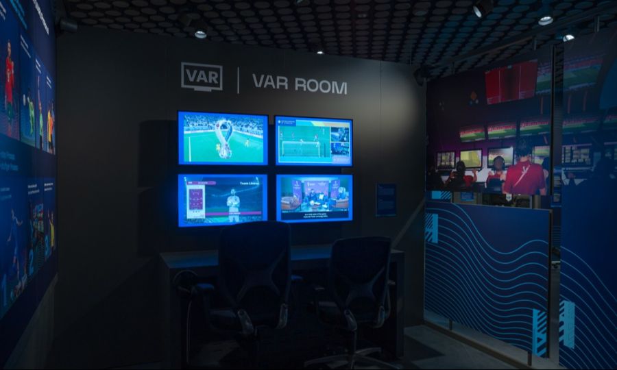 Die Ausstellung gewährt einen Einblick in den VAR-Room.