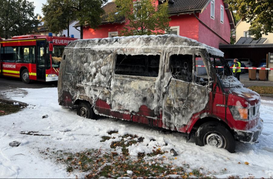 Ein Transporter ist komplett ausgebrannt.