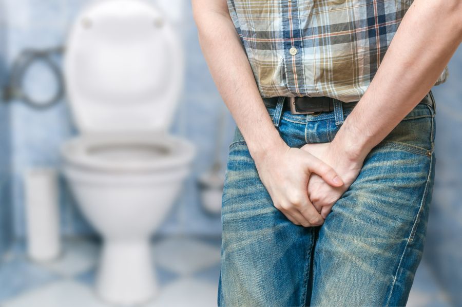 Mann im Badezimmer