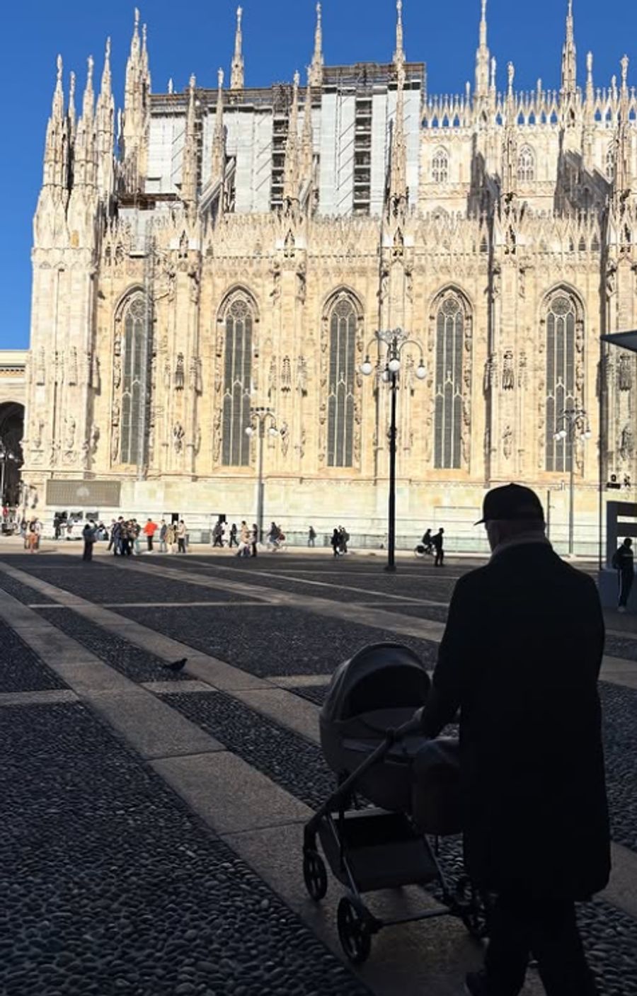 Der Tennis-Star spaziert mit dem Kinderwagen durch Mailand (I).
