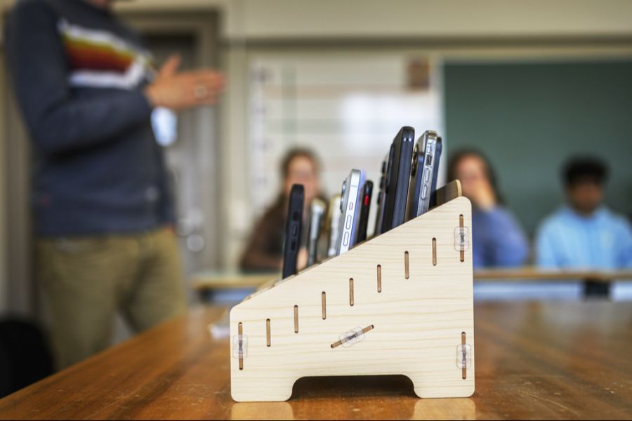 Im gesamten Kanton Aargau gilt bis zur neunten Klasse ein Handy-Verbot.