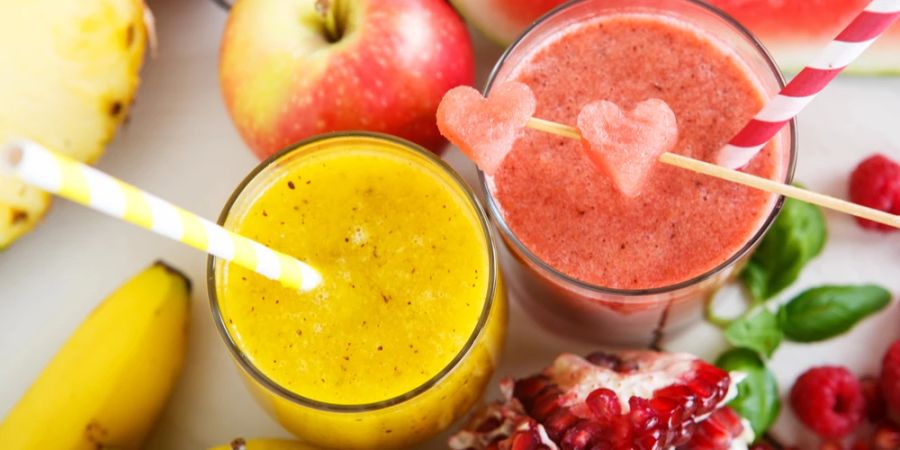 Smoothies bunt Früchte Strohhalme Gläser