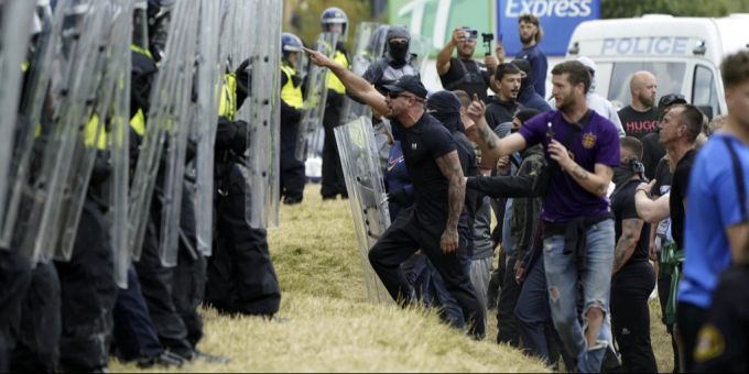 Die rechtsextremen Randalierer in Grossbritannien müssen mit langen Haftstrafen rechnen. (Archivbild) England Randalierer Rechtsextremismus