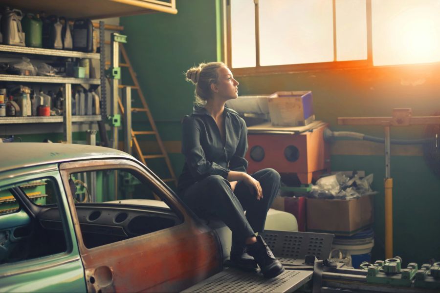 Frau sitzt in Garage