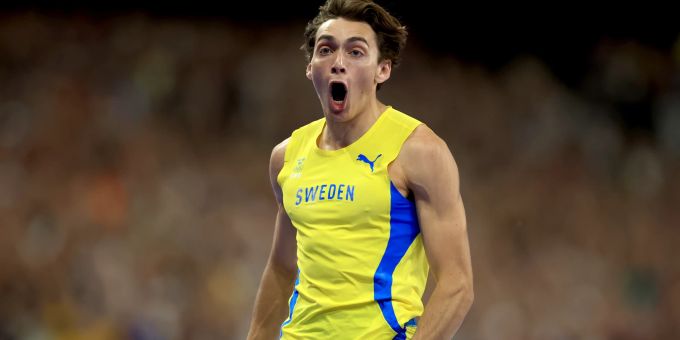 Armand Duplantis freut sich an Olympia 2024 über seinen Weltrekord. Olympia 2024