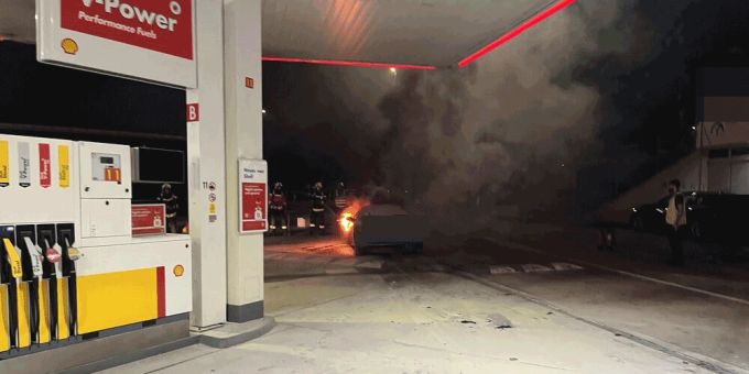 A1 / Würenlos: Auto brannte bei Rastplatz. Autobrand