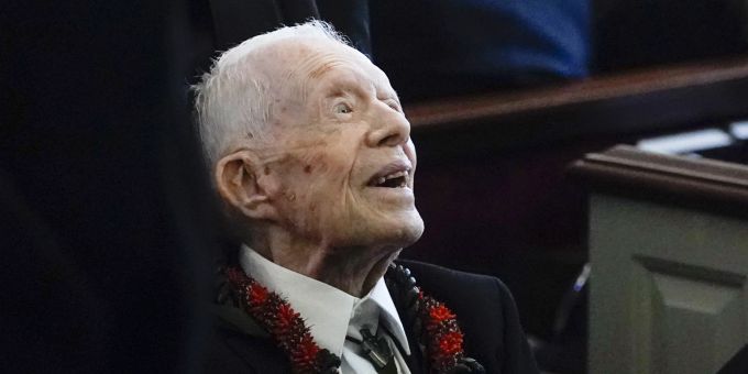 Der ehemalige Präsident Jimmy Carter grüsst die Teilnehmer, als er am 29. November 2023 die Trauerfeier für seine Frau, die ehemalige First Lady Rosalynn Carter, in der Maranatha Baptist Church in Plains, Georgia, verlässt. Der ehemalige Präsident Carter wird nächsten Monat, vor seinem 100. Geburtstag, mit einer musikalischen Gala im Fox Theatre in Atlanta geehrt, wie das Carter Center am Donnerstag, dem 1. August 2024, bekannt gab. Jimmy Carter