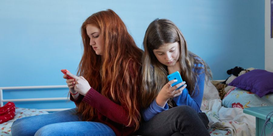 Das geeignete Mindestalter für die Nutzung sozialer Netzwerke liegt laut Marktagent-Umfrage im Mittel bei 15 Jahren. (Archivbild)