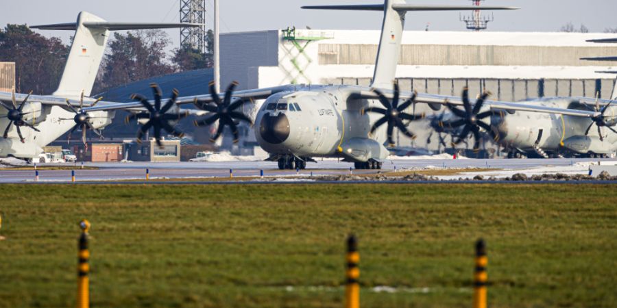 Aus der Region Hannover sind am Morgen 13 Bundeswehrsoldaten über Dänemark nach Grönland gestartet. Foto: Moritz Frankenberg/dpa