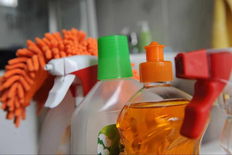 Prävention beginnt in den eigenen vier Wänden: Giftige Stoffe müssen kindersicher aufbewahrt werden.