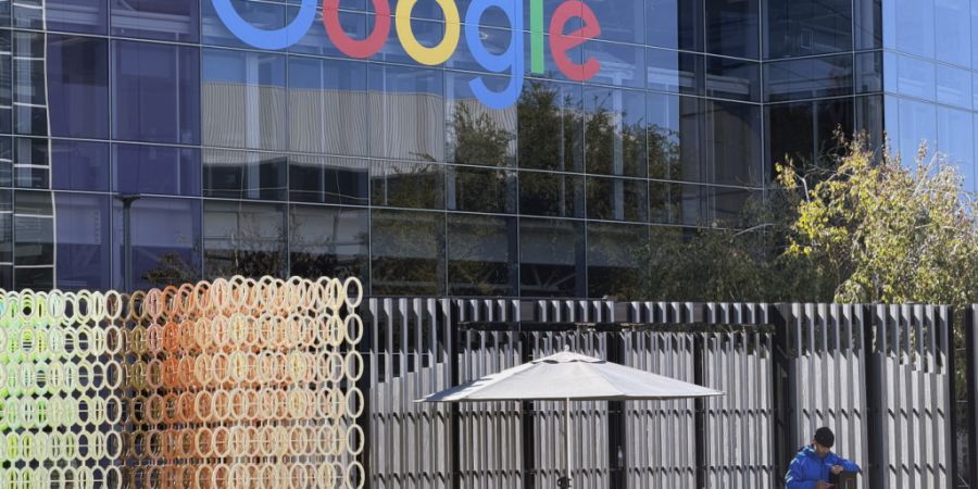 Google will ChatGPT und Co mit seiner KI-Software Gemini übertreffen. Der Mutterkonzern Alphabet plant aussergewöhnliche Investitionen, um die Infrastruktur dafür zu schaffen. (Archi...