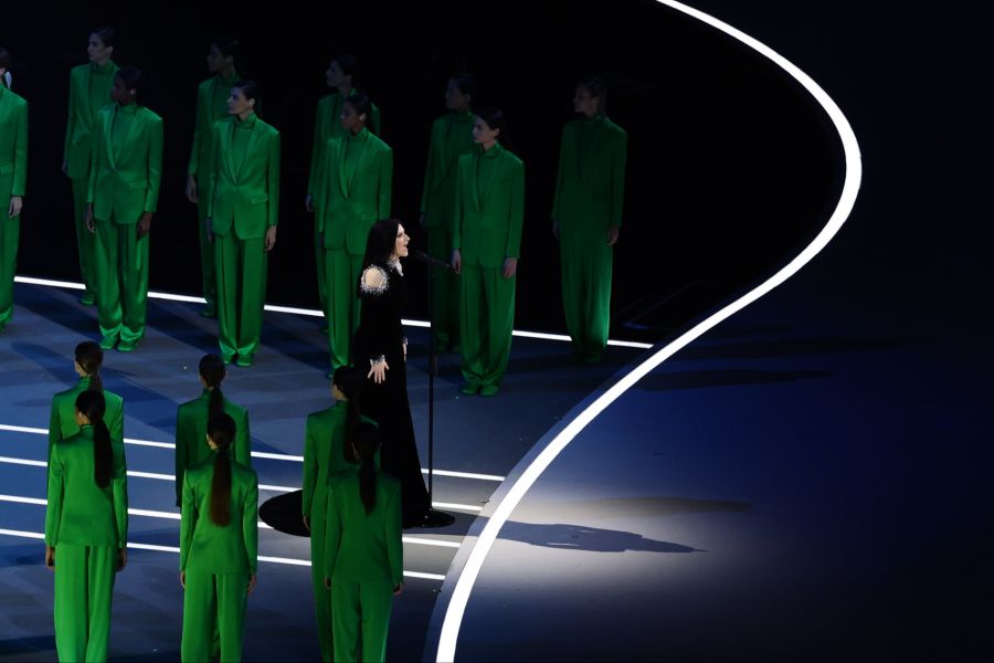 Laura Pausini singt im San Siro die Nationalhymne.