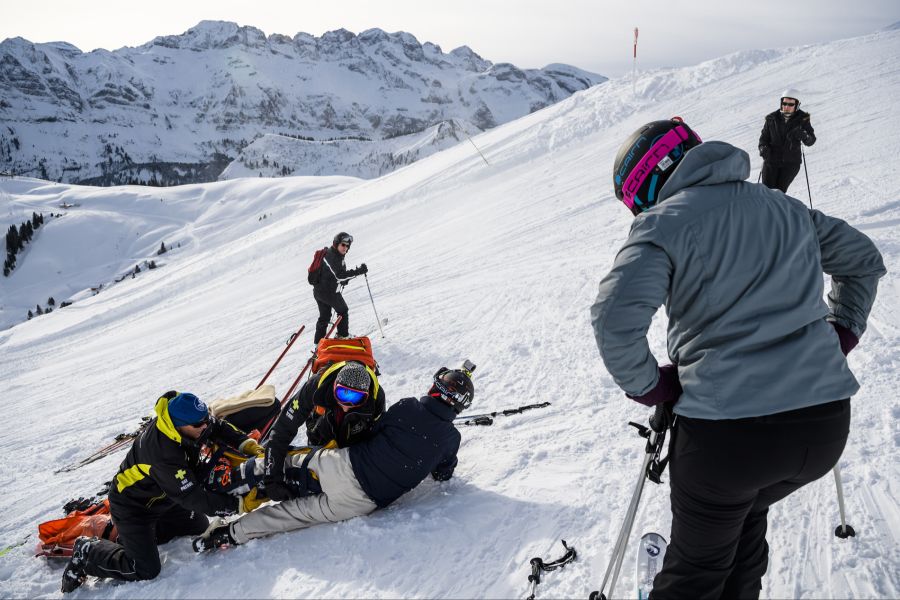 Die Auswirkungen von Schneesportunfällen sind laut der Suva erheblich. (Symbolbild)