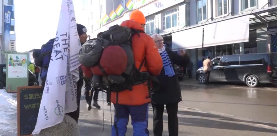 Zu ihrer Tradition gehört es auch, in Davos auf Strasse zu schlafen. Dadurch wollen sie für Menschen ohne Obdach ein Zeichen setzen.