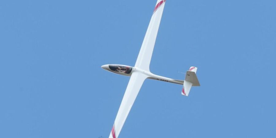Ein Segelflugzeug und ein durchstartendes Motorflugzeug sind sich im Herbst 2024 am Flugplatz Grenchen SO gefährlich nahe gekommen. (Symbolflugzeug)