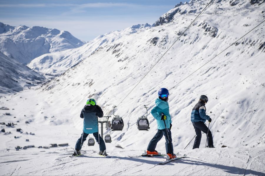 Wintersportler bei fantastischem Wetter: Das soll in zehn Jahren auch auf dem Gotthard möglich sein, so die Initianten von «Porta Gottardo». (Symbolbild)