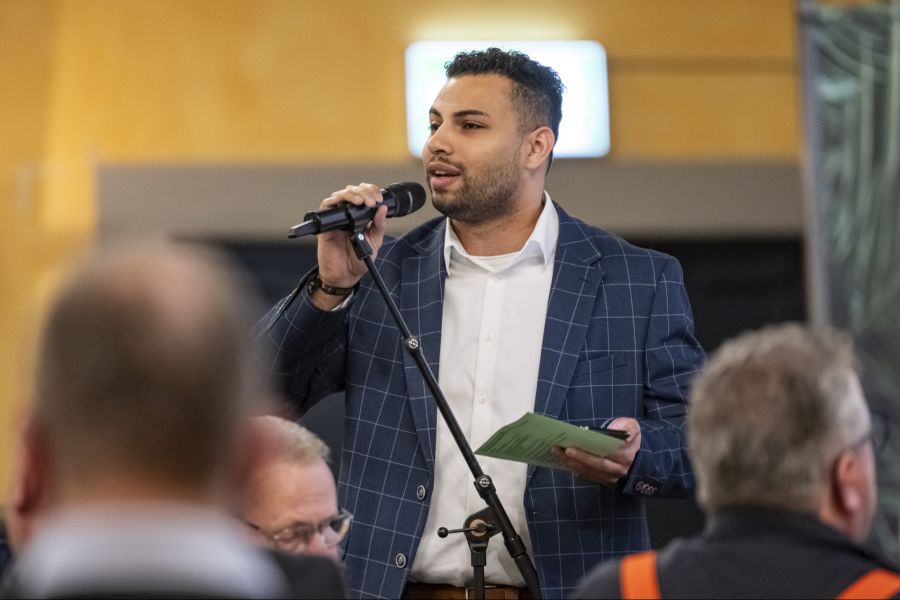 Grossrat Adrian Spahr erklärt in den Kommentaren auf Instagram, was es mit dem Song auf sich hat.