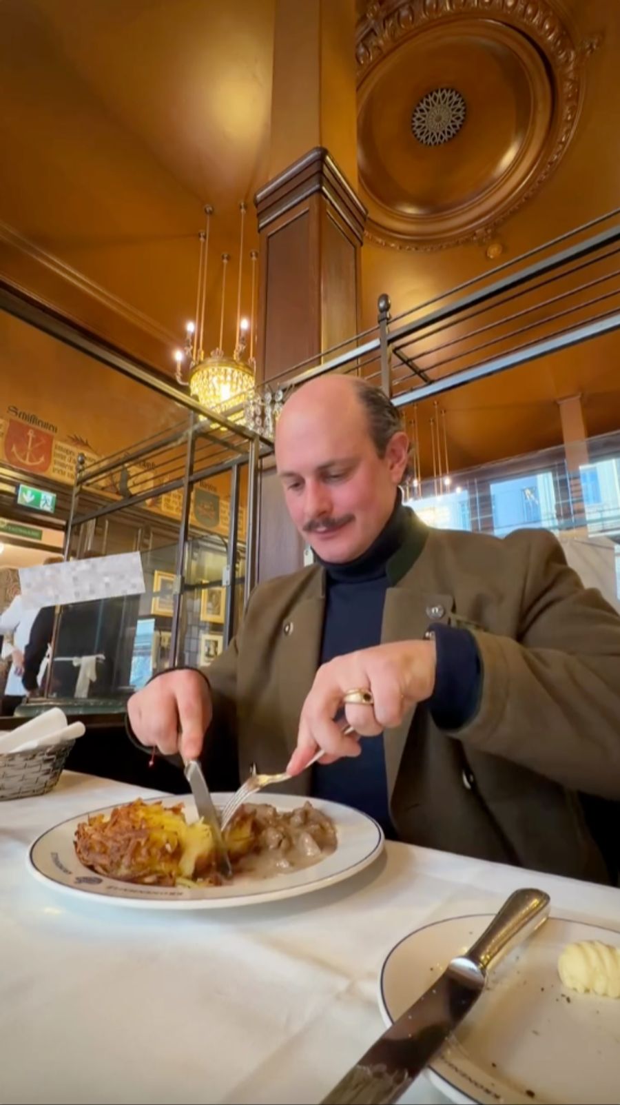 Im Zürcher Traditionshaus bestellt Tobias Westen ein Kultgericht: Kalbsgeschnetzeltes mit Rösti.