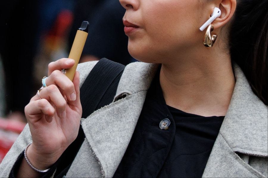 Konsumierende von E-Zigaretten hielten sich im Gegensatz zu Rauchenden weniger konsequent an Rauchverbote, sagt Luciano Ruggia von der Arbeitsgemeinschaft Tabakprävention.