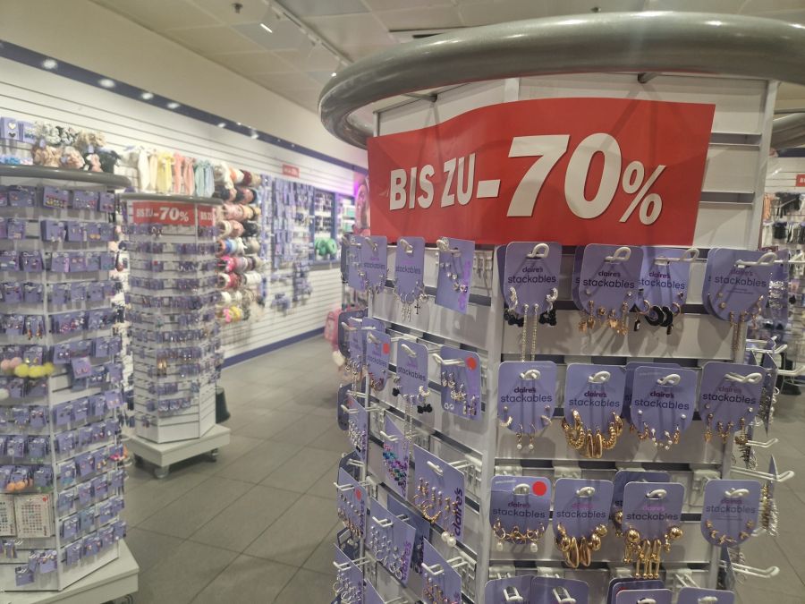 Auch im Shop am Bahnhof Freiburg FR dort sind viele Produkte mit «bis zu 70 Prozent»-Rabatt angeschrieben.