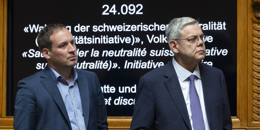 Die SVP - im Bild die Nationalräte Lukas Reimann (links) und Franz Grüter - unterlag im Nationalrat erneut: Ihre Neutralitätsinitiative soll ohne Gegenvorschlag vors Volk kommen. (Ar...