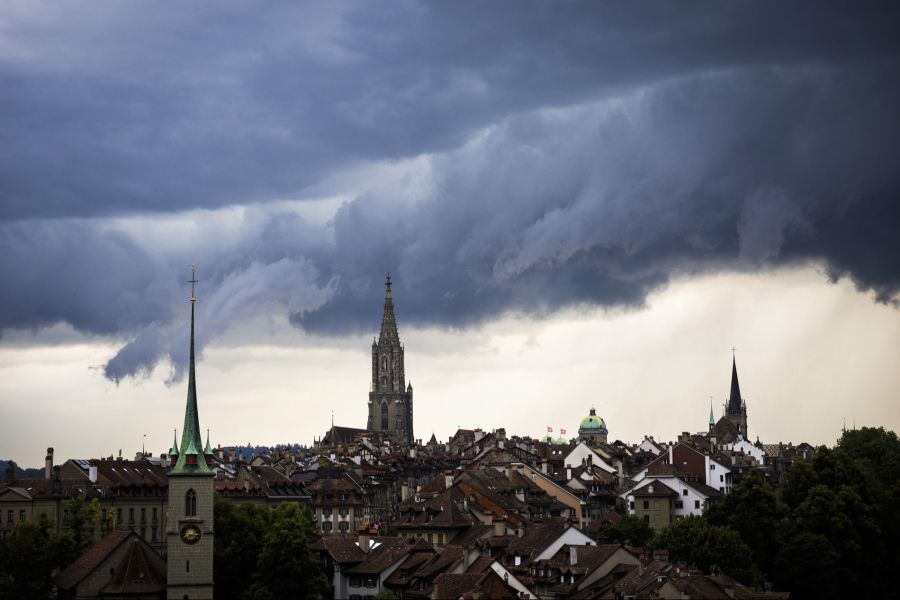 Dunkle Gewitterwolken über der Stadt Bern – auch am Dienstag und Mittwoch?