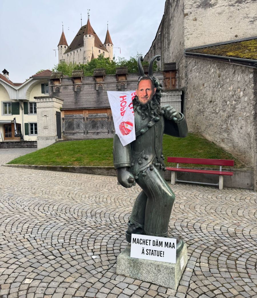Die Thun-Fans «verwandeln» das Fulehung-Denkmal in Mauro Lustrinelli. Sie fordern eine Statue für den Meister-Trainer.