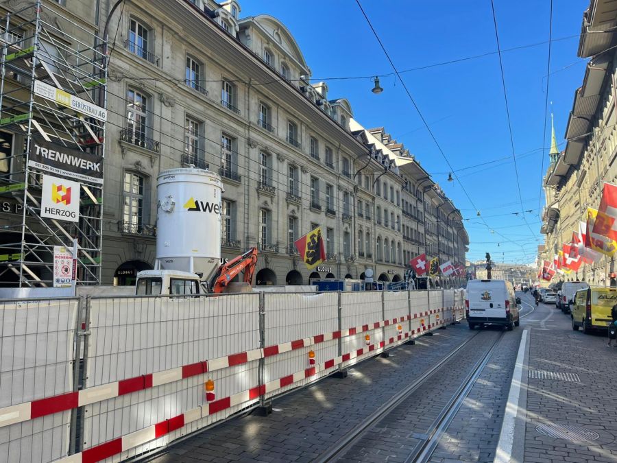 Auf dem Bubenbergplatz und in der Spitalgasse stehen Baumaschinen und Absperrungen.