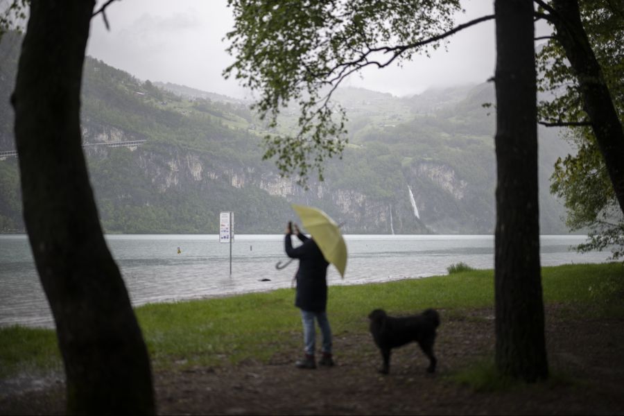 Zudem ist es meist bewölkt und teilweise nass.