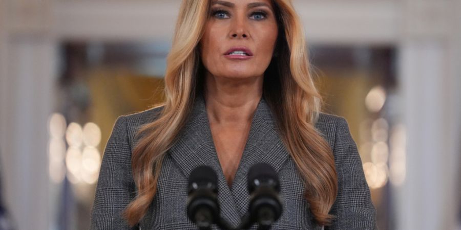 First Lady Melania Trump spricht im großen Foyer des Weißen Hauses zu Journalisten. Foto: Jacquelyn Martin/AP/dpa