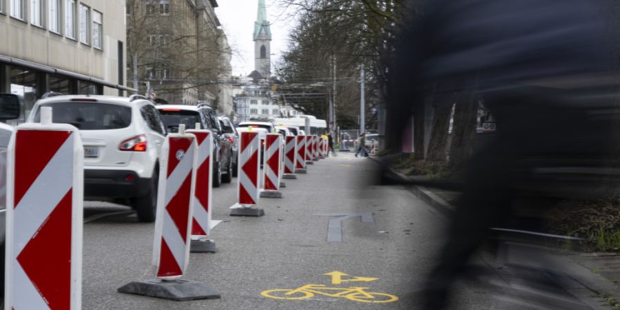Der Kanton liess diesen Veloweg über Nacht entfernen. Die Stadt Zürich zieht nun deswegen vor Verwaltungsgericht. (Archivbild)