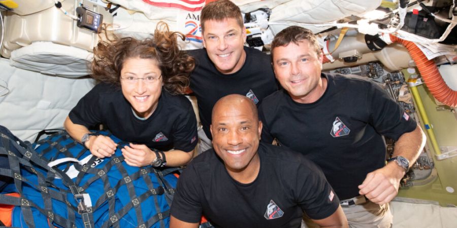 Nach dem Flug um den Mond herum verstaut die «Artemis 2»-Crew langsam das für Tests nötige Equipment. Einen weiteren Rekord werden sie bei ihrer Landung aber wohl doch nicht knacken. ...