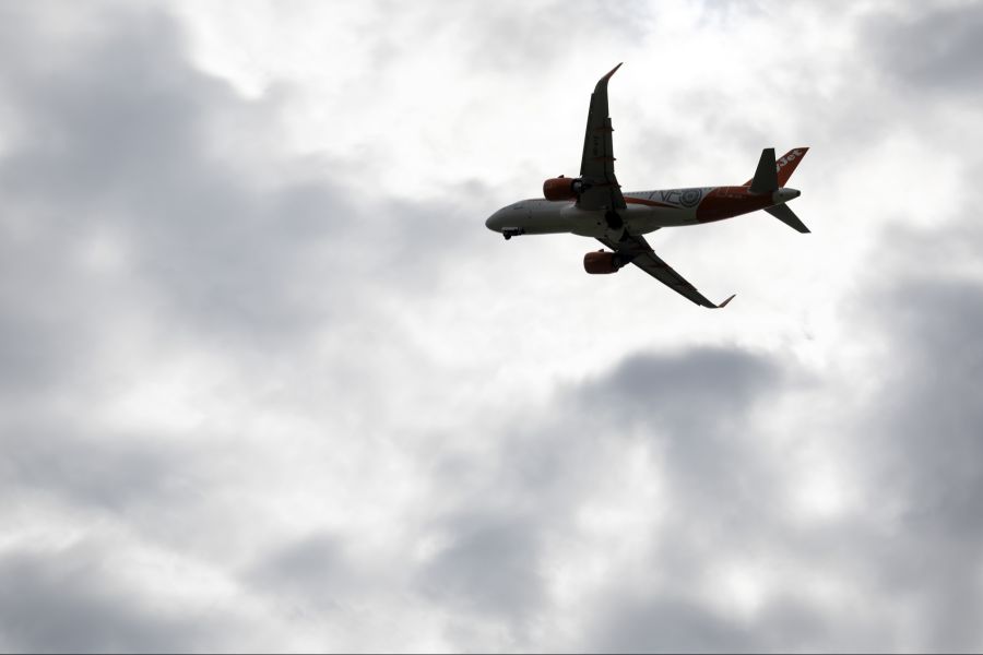 Laut einer Greenpeace-Studie sind grenzüberschreitende Reisen in Europa mit dem Flieger meist günstiger als mit dem Zug.