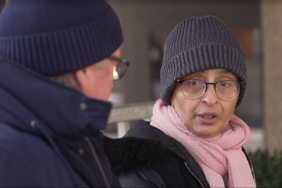 Auch auf den Strassen von Crans-Montana fragt eine Passantin, warum so junge Menschen nachts in der Disco waren.