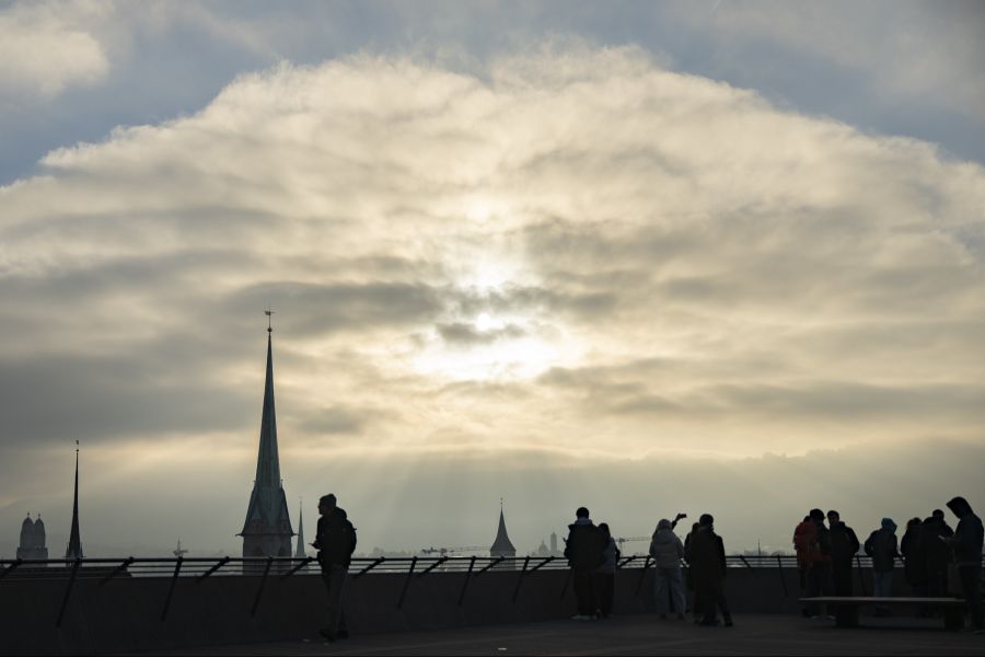 Über dem Mittelland dürfte am Wochenende ein zäher Hochnebel liegen. (Symbolbild)